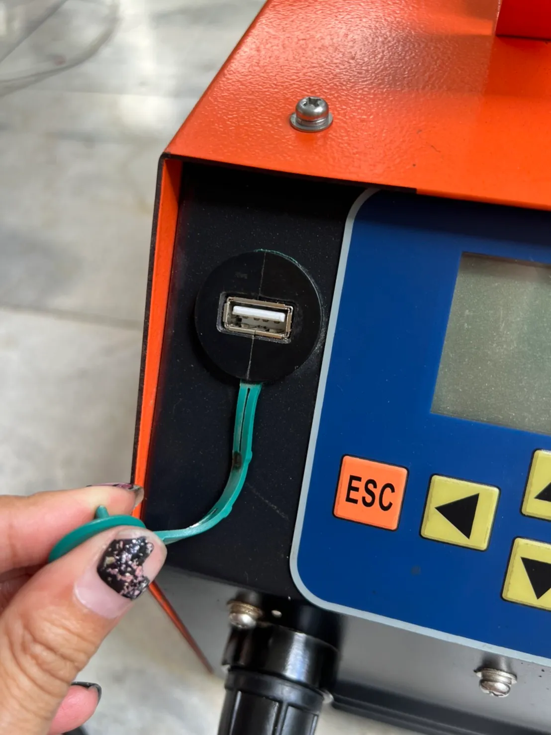 พอร์ต USB สำหรับดาวน์โหลดข้อมูลการเชื่อม