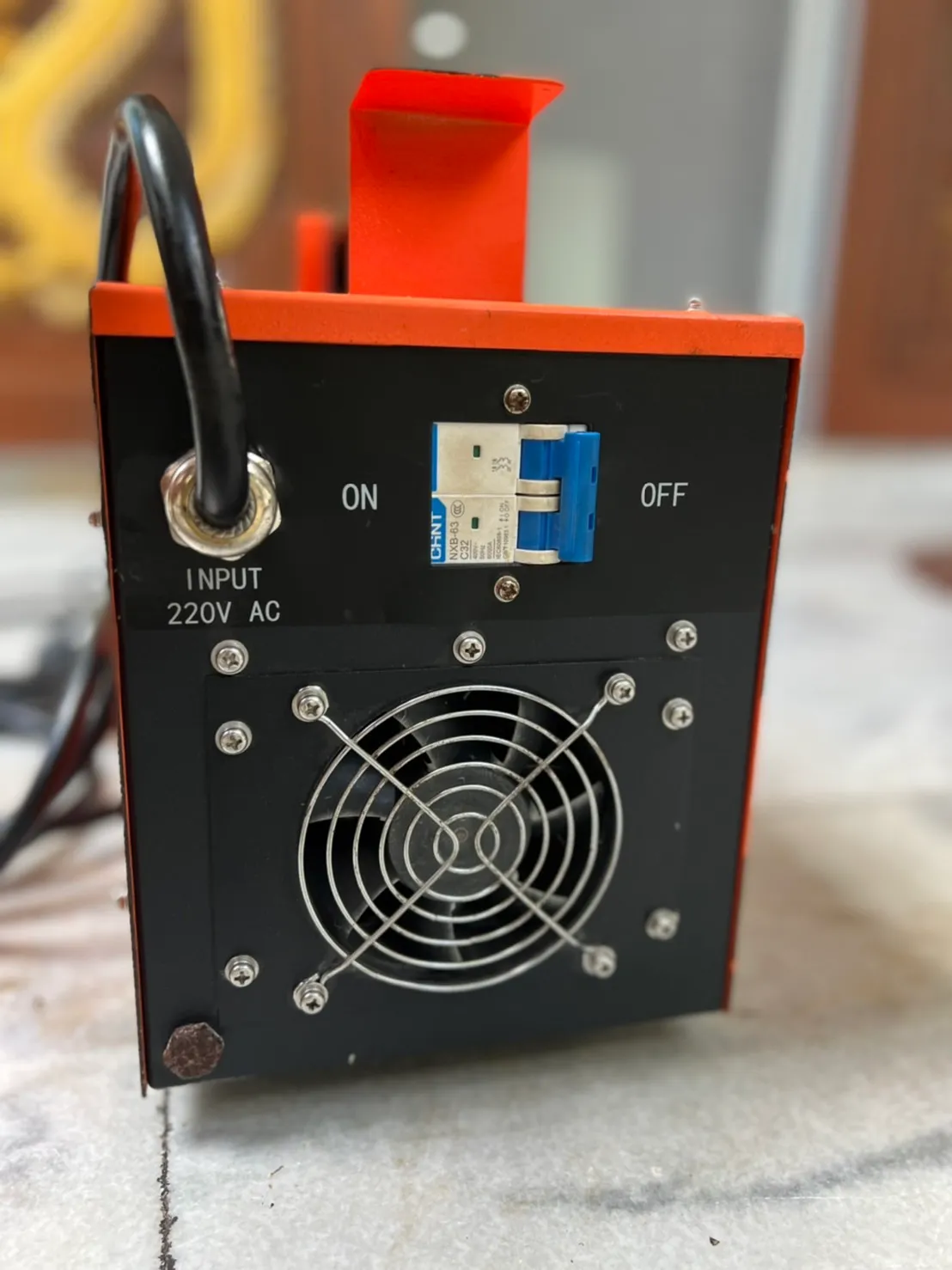 ด้านหลังเครื่องเชื่อม EF ช่องไฟเข้า 220V สวิตช์เปิดปิด และพัดลมระบายความร้อน